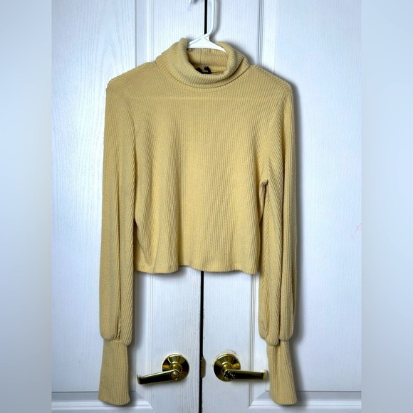 Out From Under‎ Urban Outfitters Cropped Turtleneck Sweater Size Medium Yellow - Picture 1 of 4